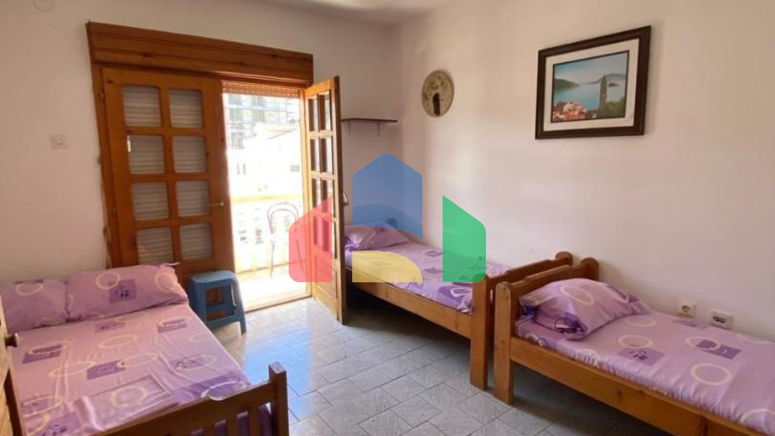 Часть дома на 8 апартаментов в Сутоморе на равнине.