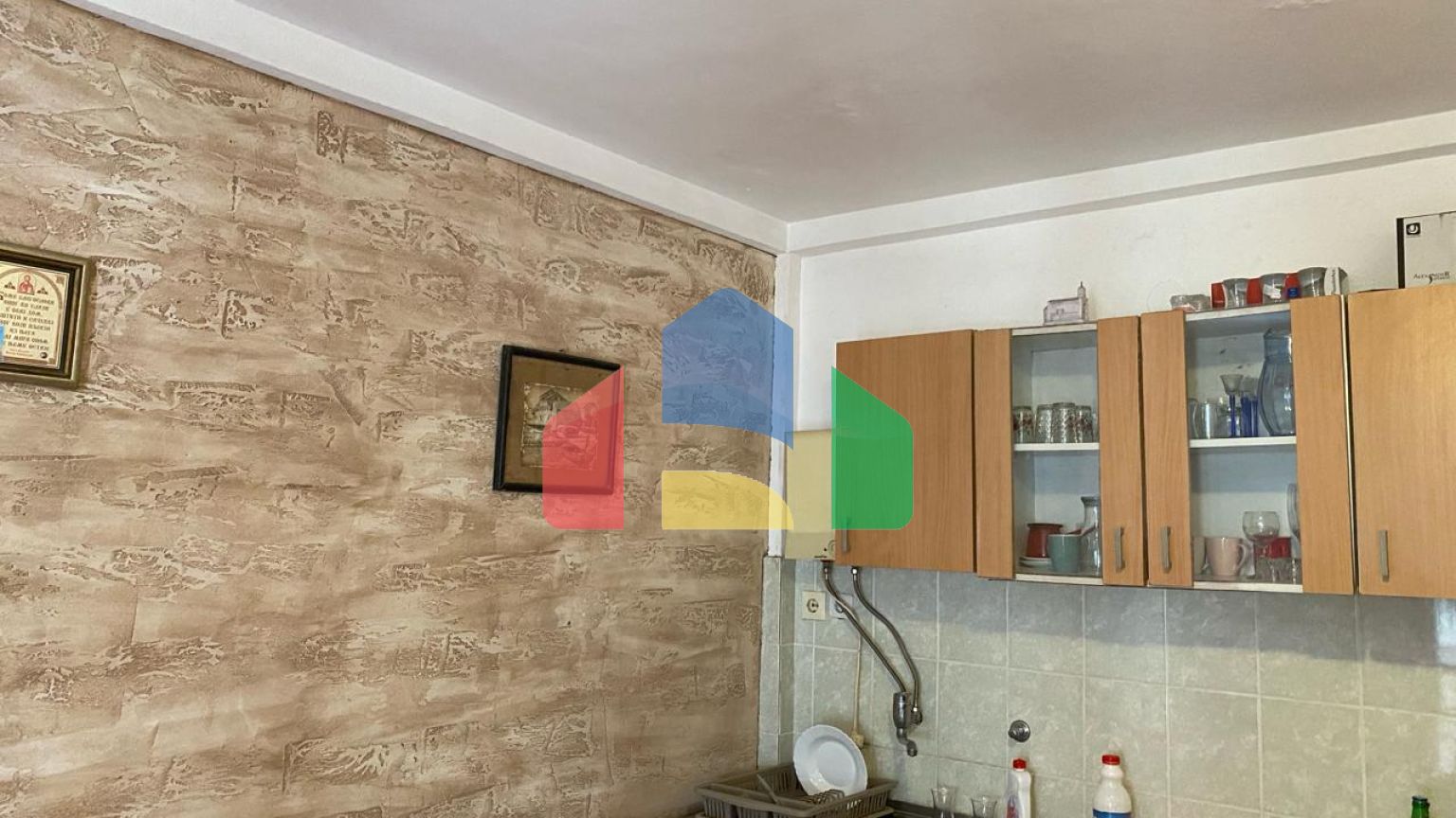 Часть дома на 8 апартаментов в Сутоморе на равнине.