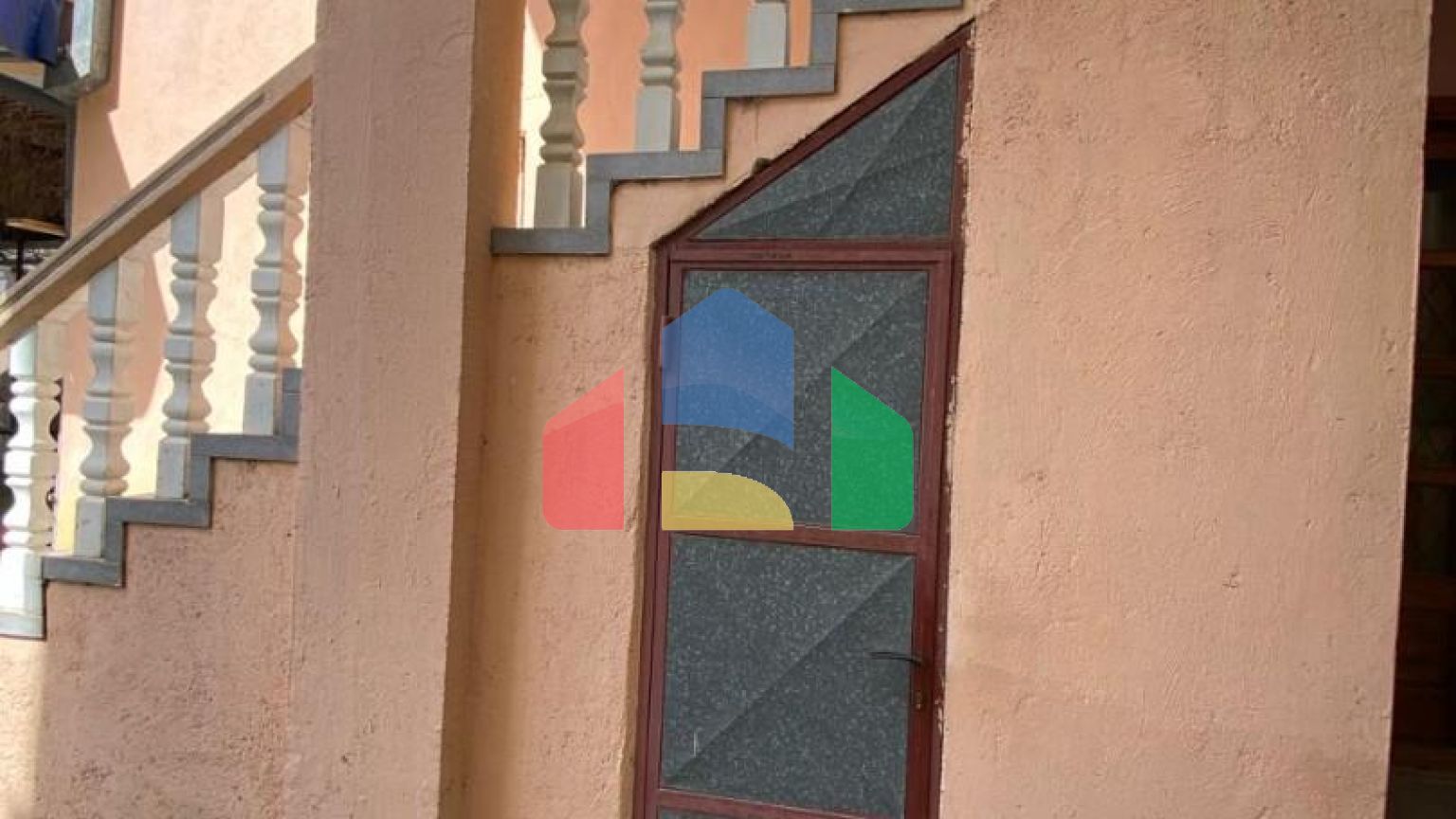 Часть дома на 8 апартаментов в Сутоморе на равнине.