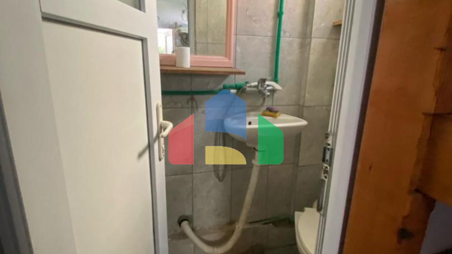 Часть дома на 8 апартаментов в Сутоморе на равнине.