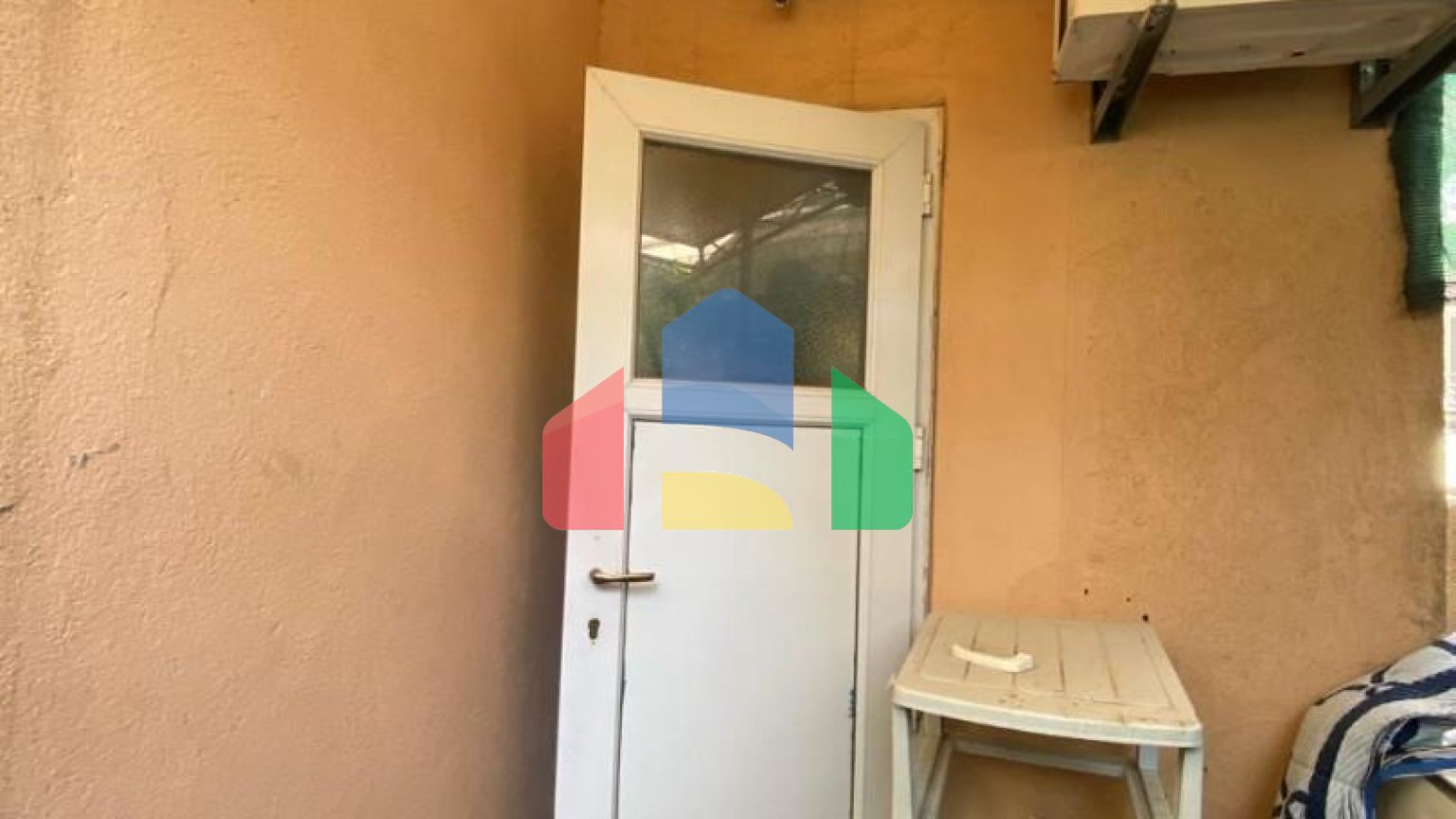 Часть дома на 8 апартаментов в Сутоморе на равнине.