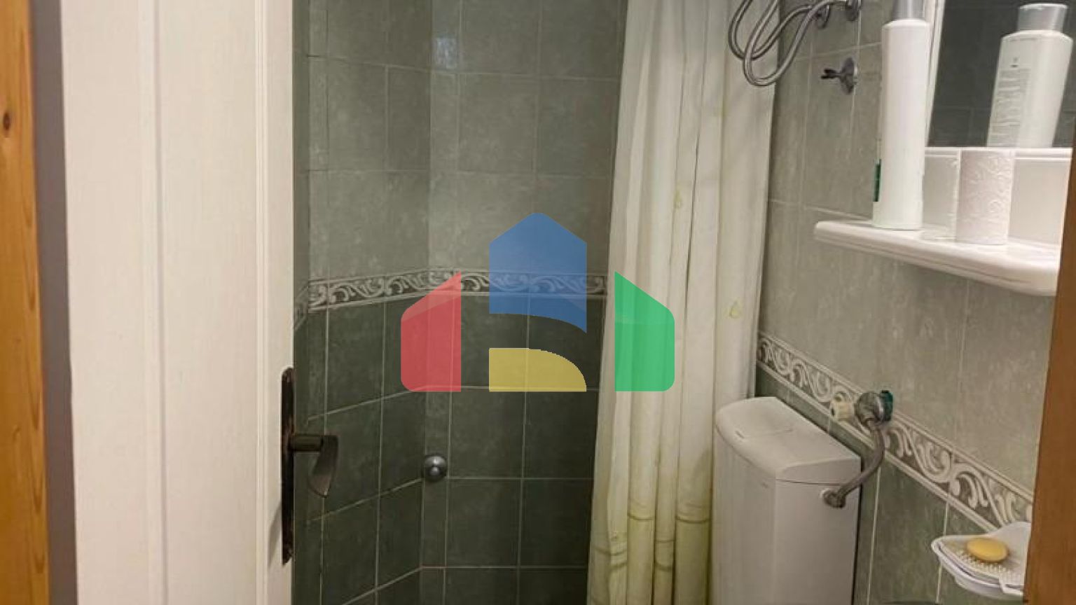 Часть дома на 8 апартаментов в Сутоморе на равнине.