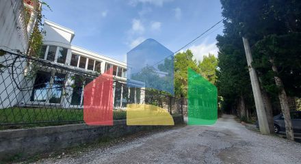 Трехэтажный дом с панорамными видами и большой террасой в Сутоморе
