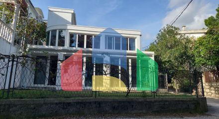 Трехэтажный дом с панорамными видами и большой террасой в Сутоморе