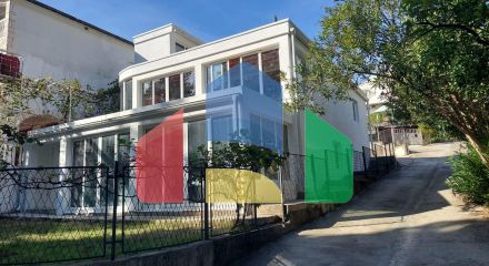 Трехэтажный дом с панорамными видами и большой террасой в Сутоморе