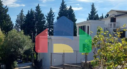 Трехэтажный дом с панорамными видами и большой террасой в Сутоморе