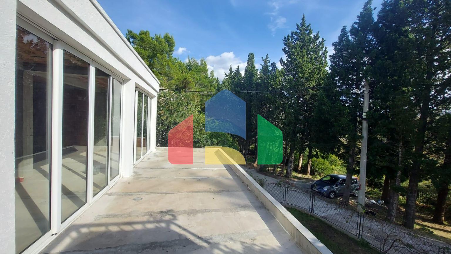 Трехэтажный дом с панорамными видами и большой террасой в Сутоморе