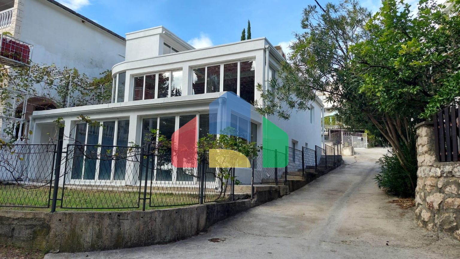 Трехэтажный дом с панорамными видами и большой террасой в Сутоморе