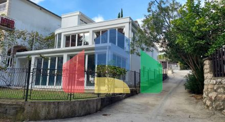 Трехэтажный дом с панорамными видами и большой террасой в Сутоморе Трехэтажный дом с панорамными видами и большой террасой в Сутоморе