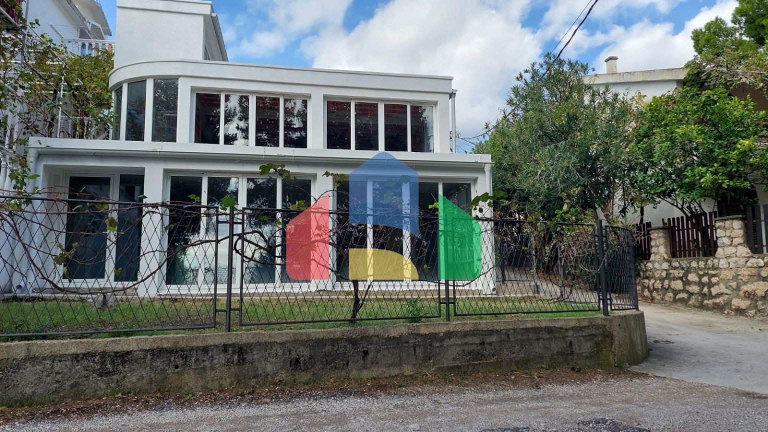 Трехэтажный дом с панорамными видами и большой террасой в Сутоморе