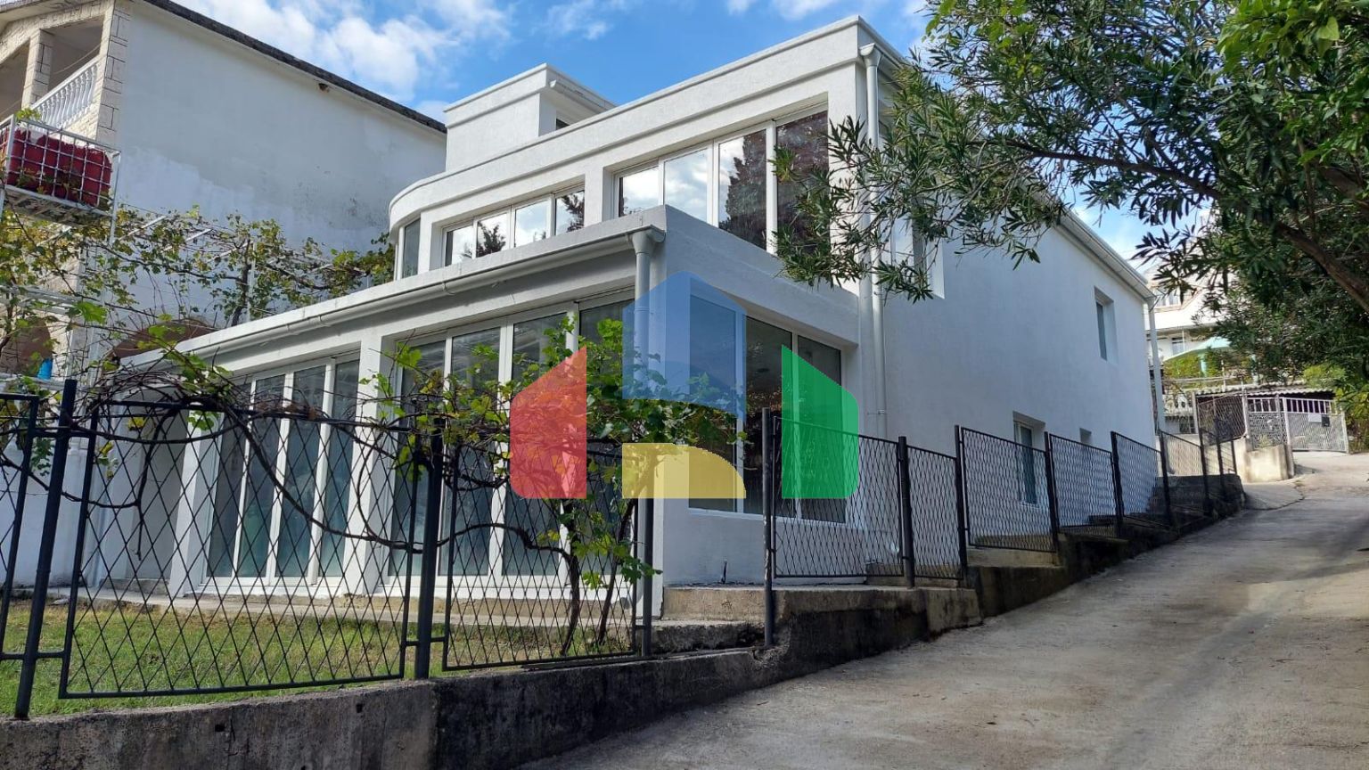 Трехэтажный дом с панорамными видами и большой террасой в Сутоморе