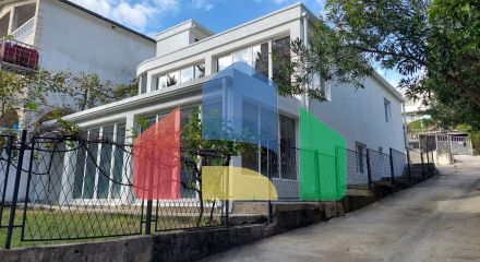 Трехэтажный дом с панорамными видами и большой террасой в Сутоморе Трехэтажный дом с панорамными видами и большой террасой в Сутоморе