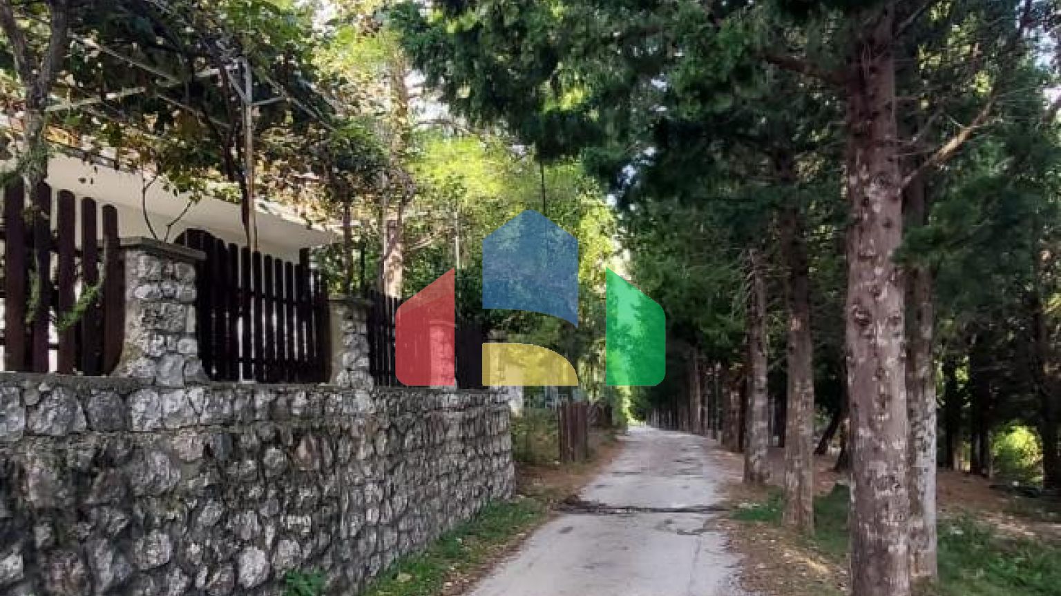 Трехэтажный дом с панорамными видами и большой террасой в Сутоморе