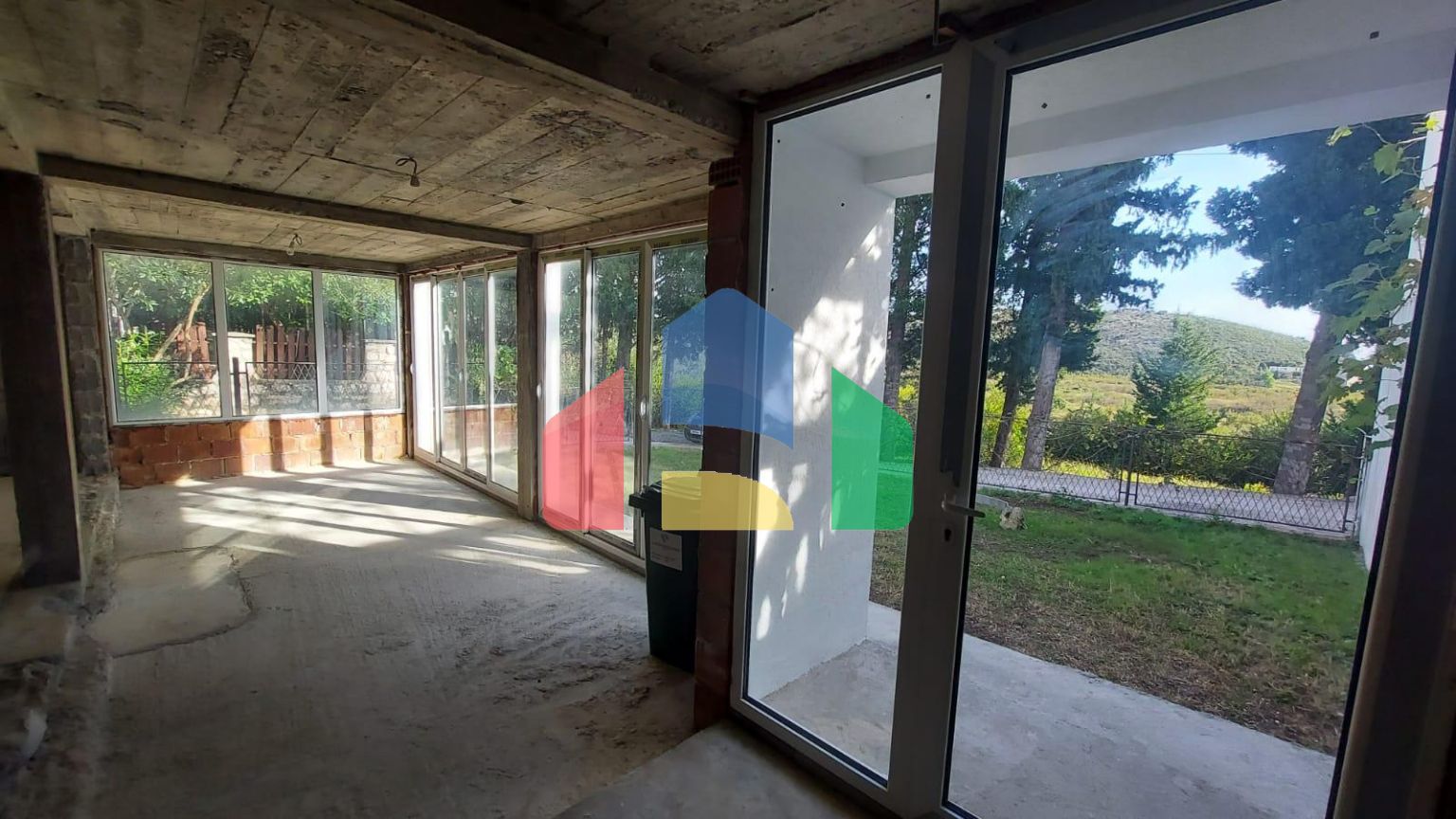 Трехэтажный дом с панорамными видами и большой террасой в Сутоморе