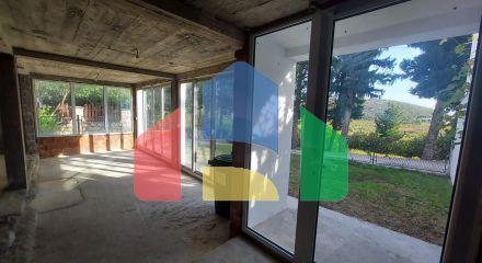 Трехэтажный дом с панорамными видами и большой террасой в Сутоморе Трехэтажный дом с панорамными видами и большой террасой в Сутоморе