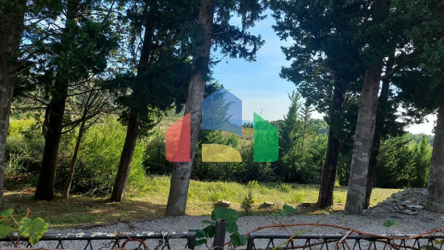 Трехэтажный дом с панорамными видами и большой террасой в Сутоморе