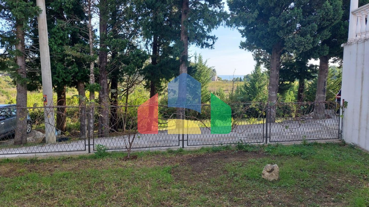 Трехэтажный дом с панорамными видами и большой террасой в Сутоморе