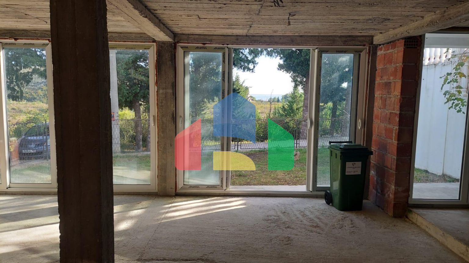 Трехэтажный дом с панорамными видами и большой террасой в Сутоморе