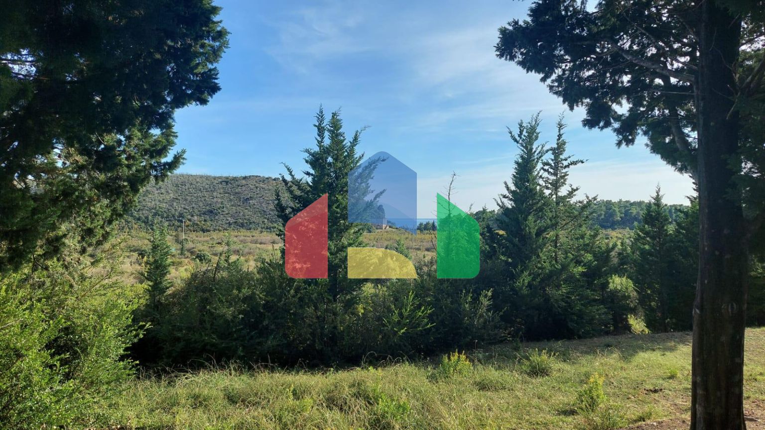 Трехэтажный дом с панорамными видами и большой террасой в Сутоморе