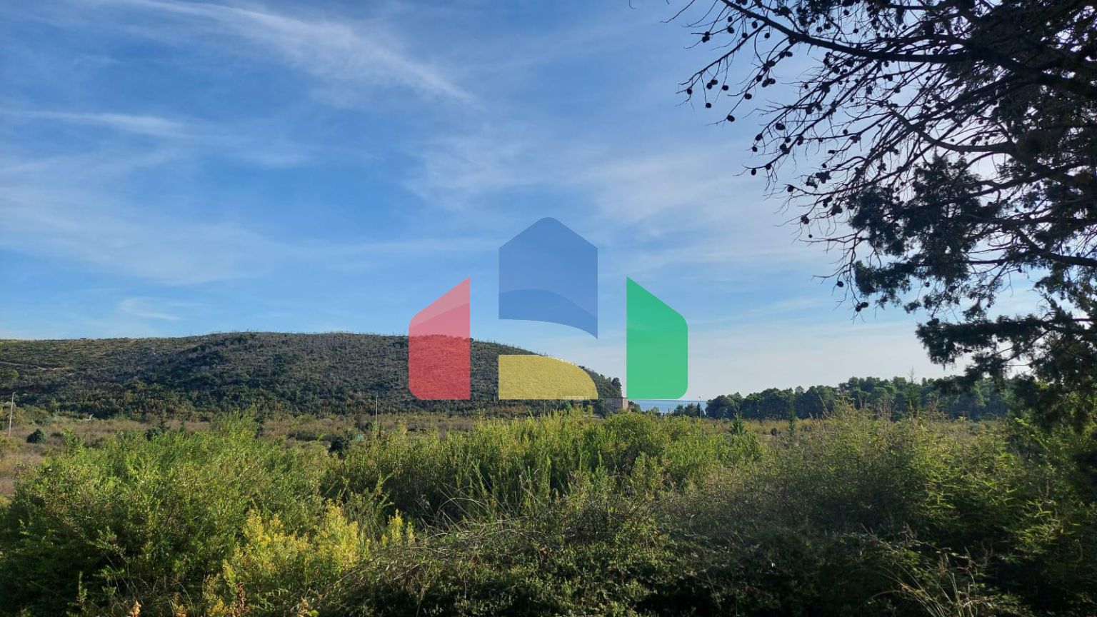 Трехэтажный дом с панорамными видами и большой террасой в Сутоморе