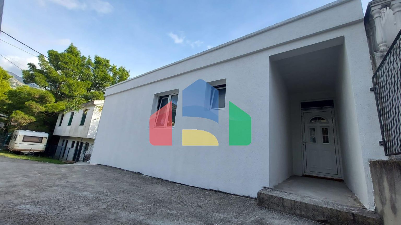 Трехэтажный дом с панорамными видами и большой террасой в Сутоморе