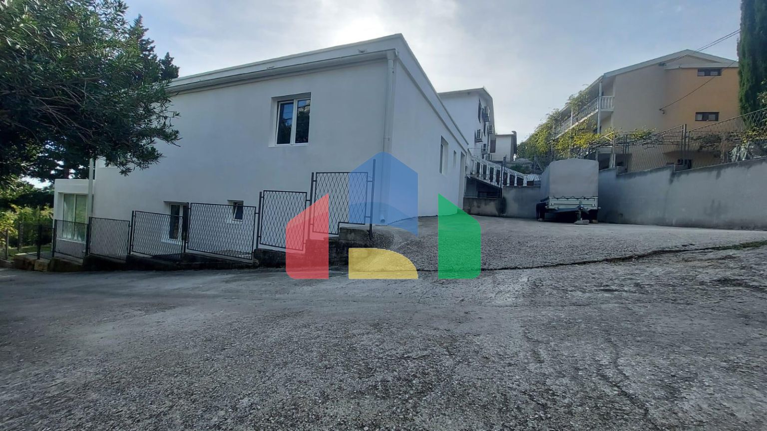 Трехэтажный дом с панорамными видами и большой террасой в Сутоморе