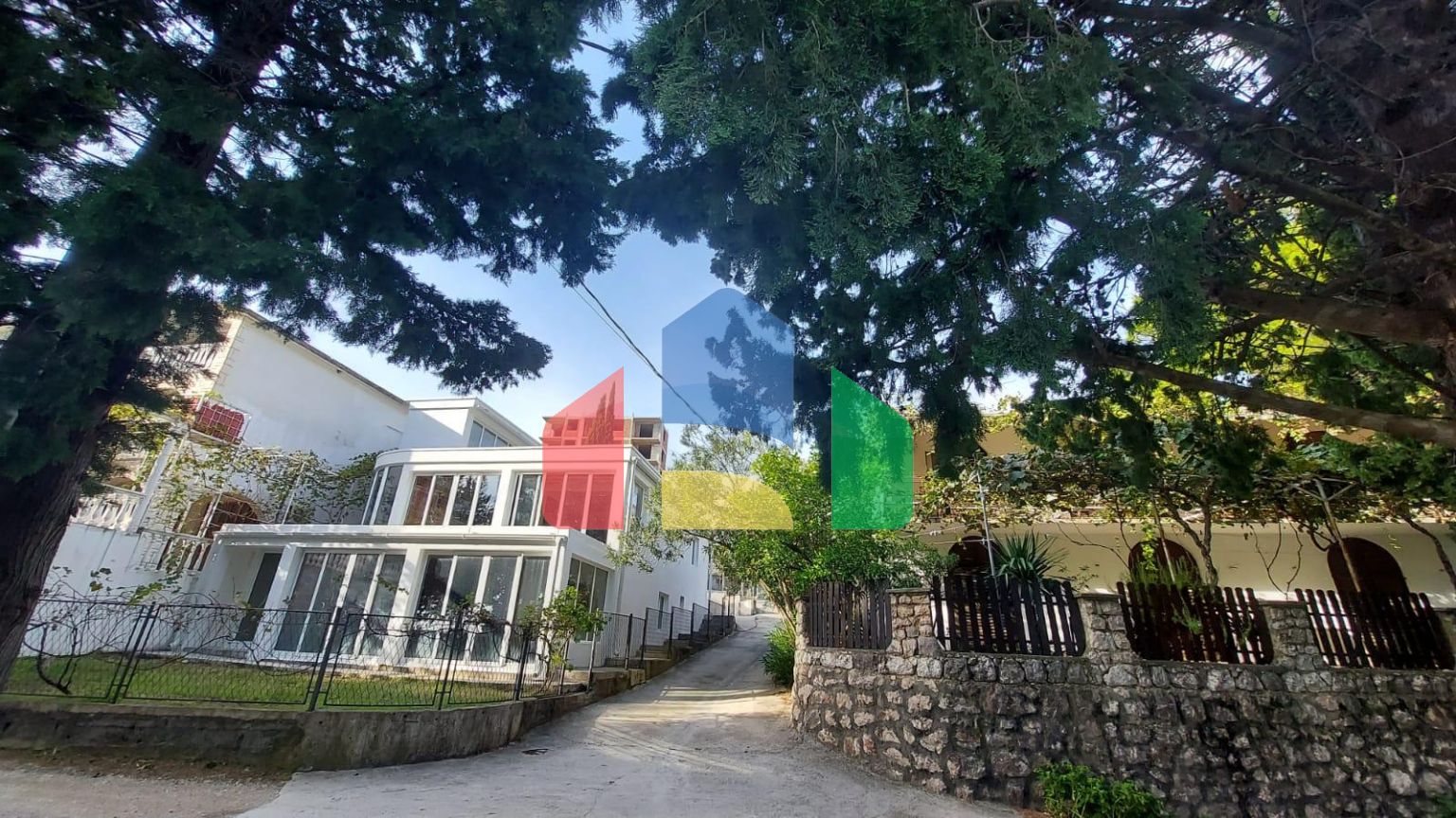 Трехэтажный дом с панорамными видами и большой террасой в Сутоморе