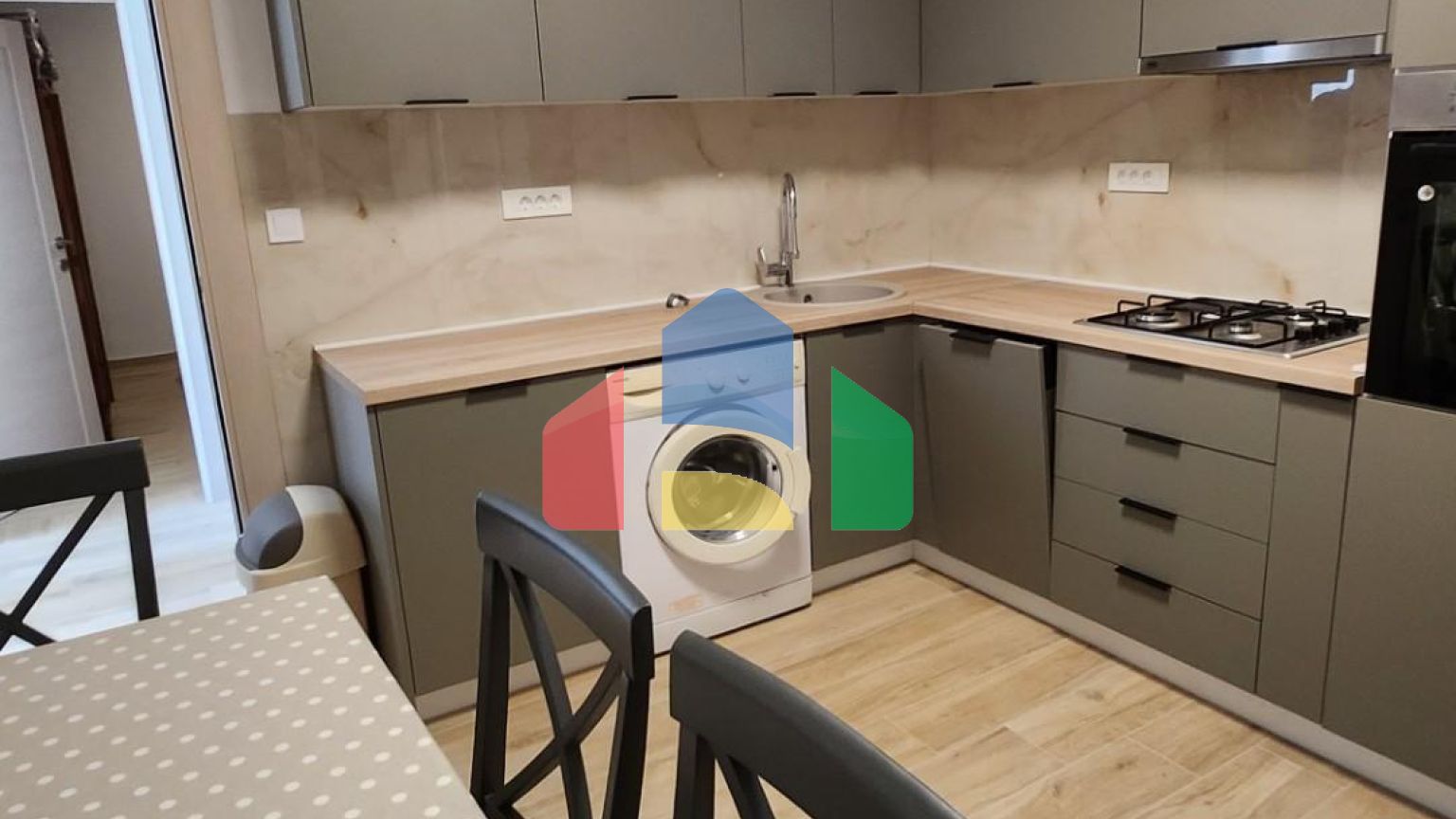 Легальный дом в Сутоморе с красивым уаастком в пешей доступности от моря