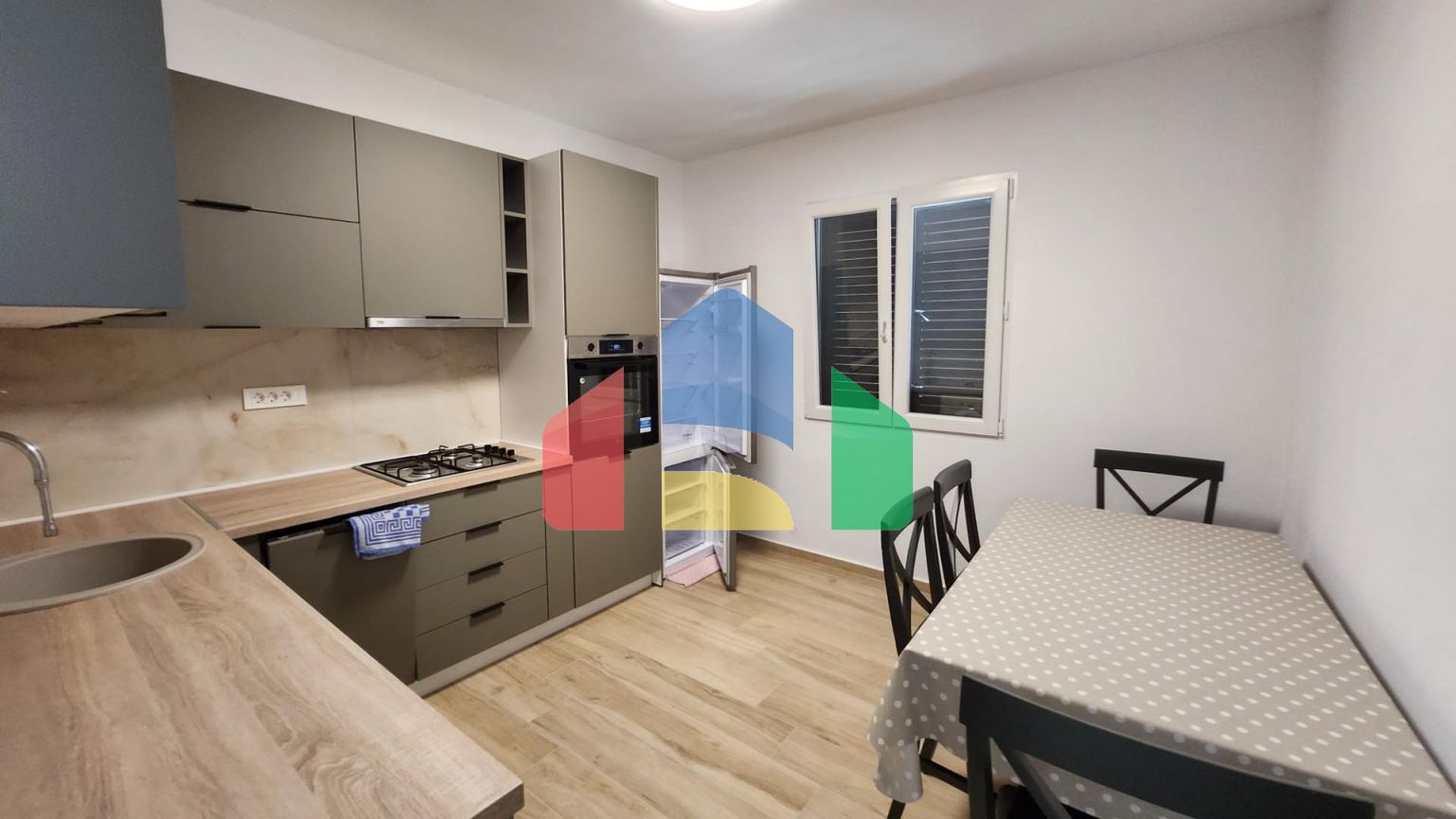 Легальный дом в Сутоморе с красивым уаастком в пешей доступности от моря