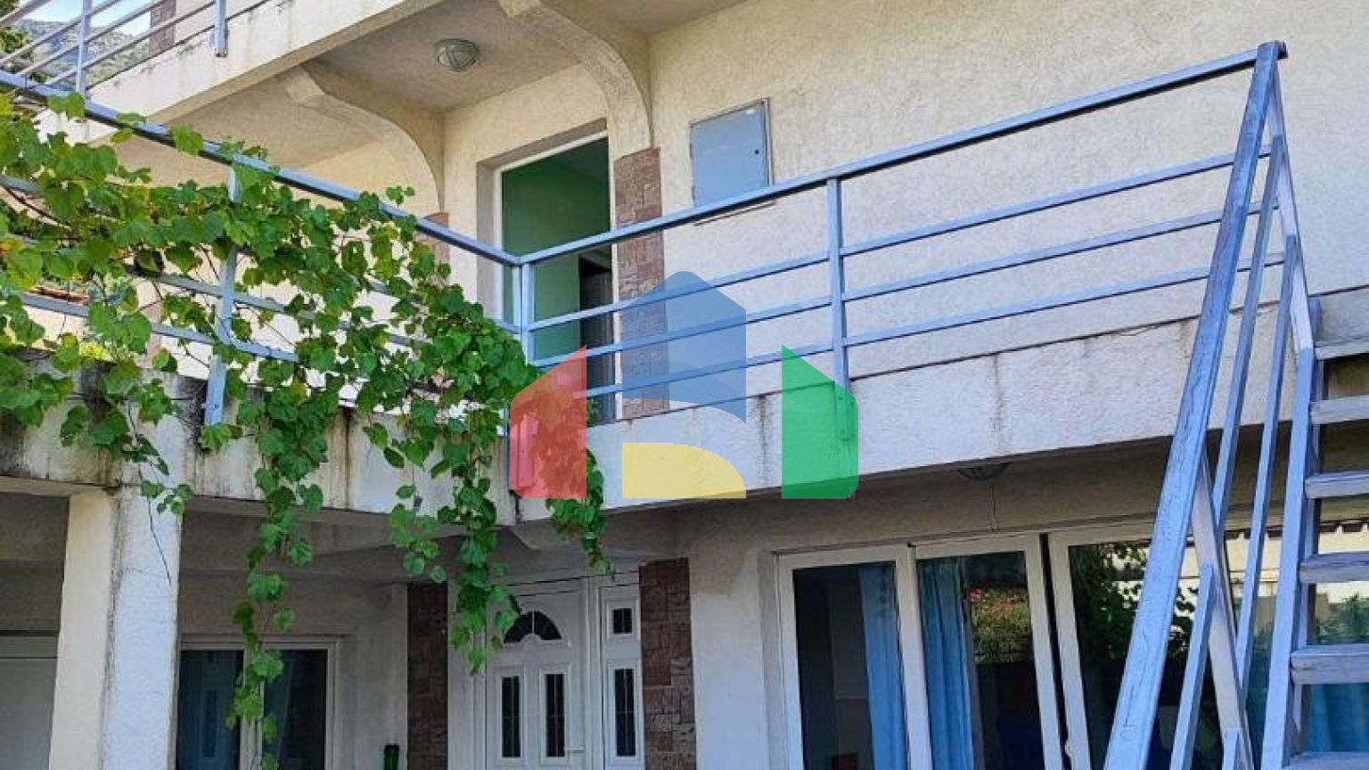 Дом с сауной и видом на море в Сутоморе