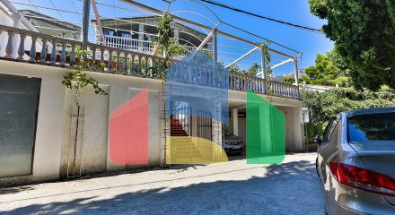 House with restaurant and apartments in Sutomore