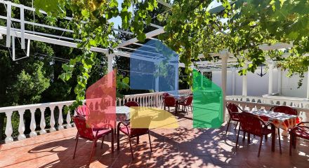 House with restaurant and apartments in Sutomore