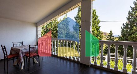 House with restaurant and apartments in Sutomore