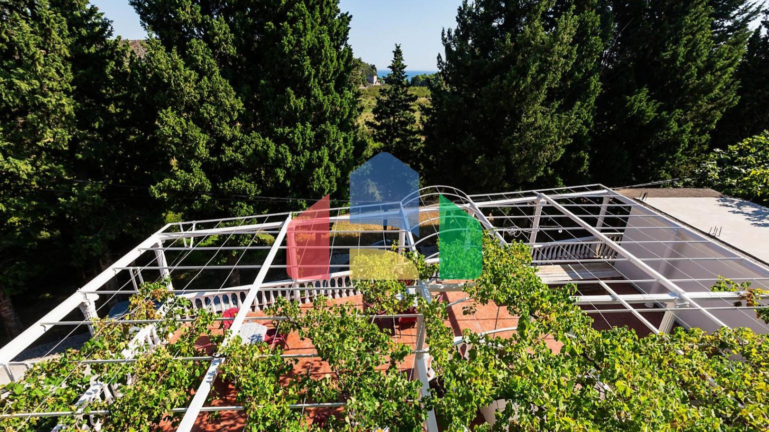 Дом с рестораном и апартаментами в Сутоморе