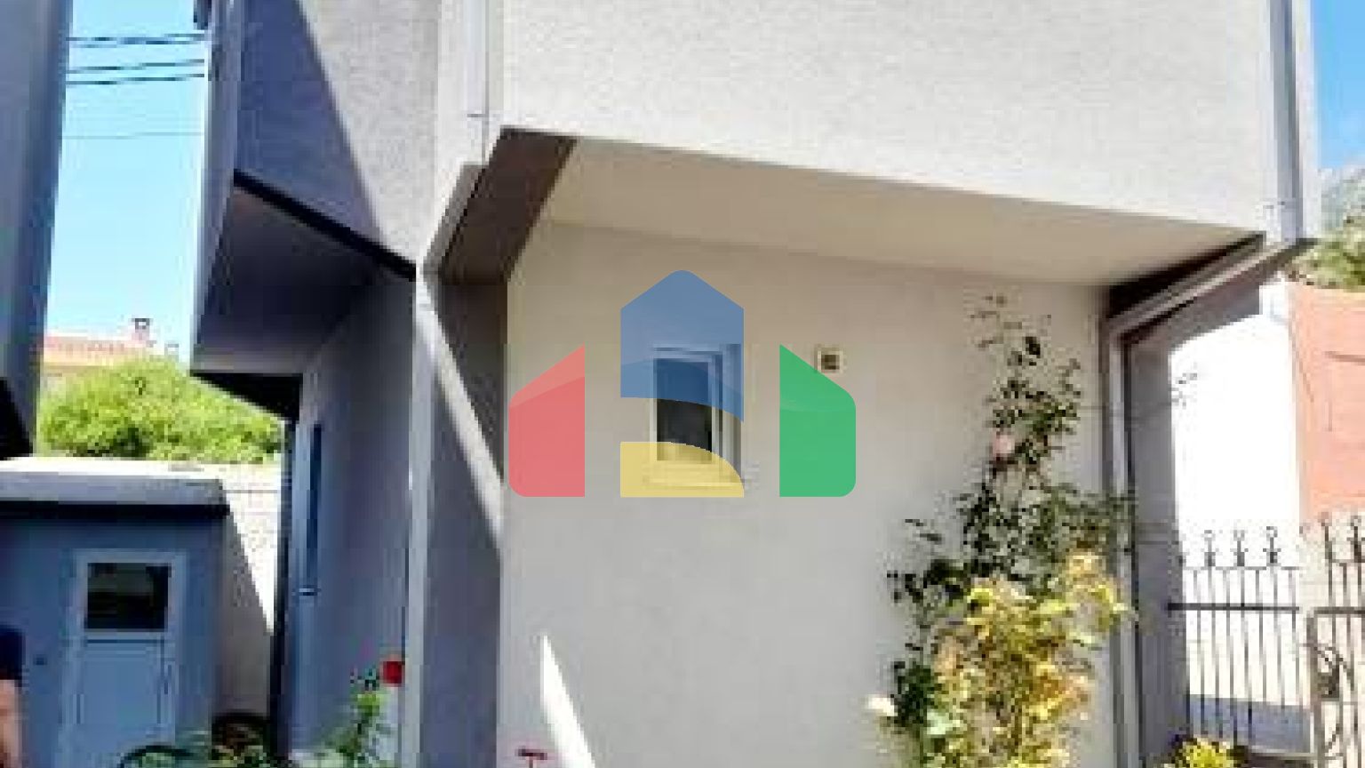 Отель в Сутоморе с 12 апартаментами, бассейном, 200 метров до моря - 800.000 евро