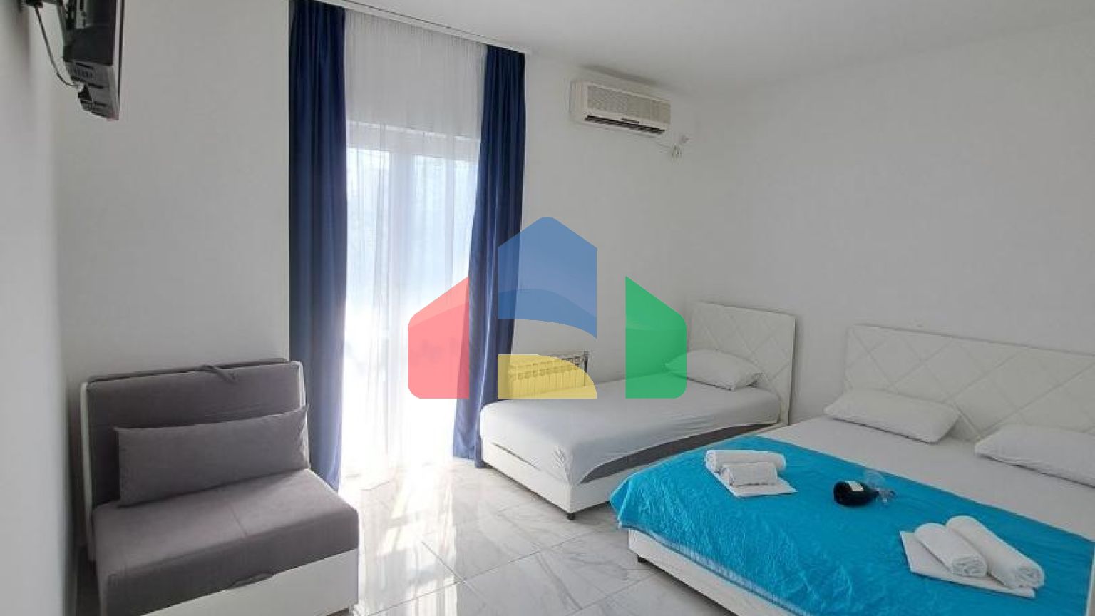 Отель в Сутоморе с 12 апартаментами, бассейном, 200 метров до моря - 800.000 евро