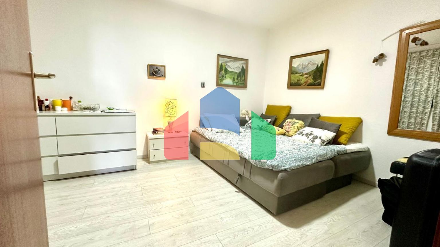 Дом в Сутоморе с 4 апартаментами и прекрасным панорамным видом.