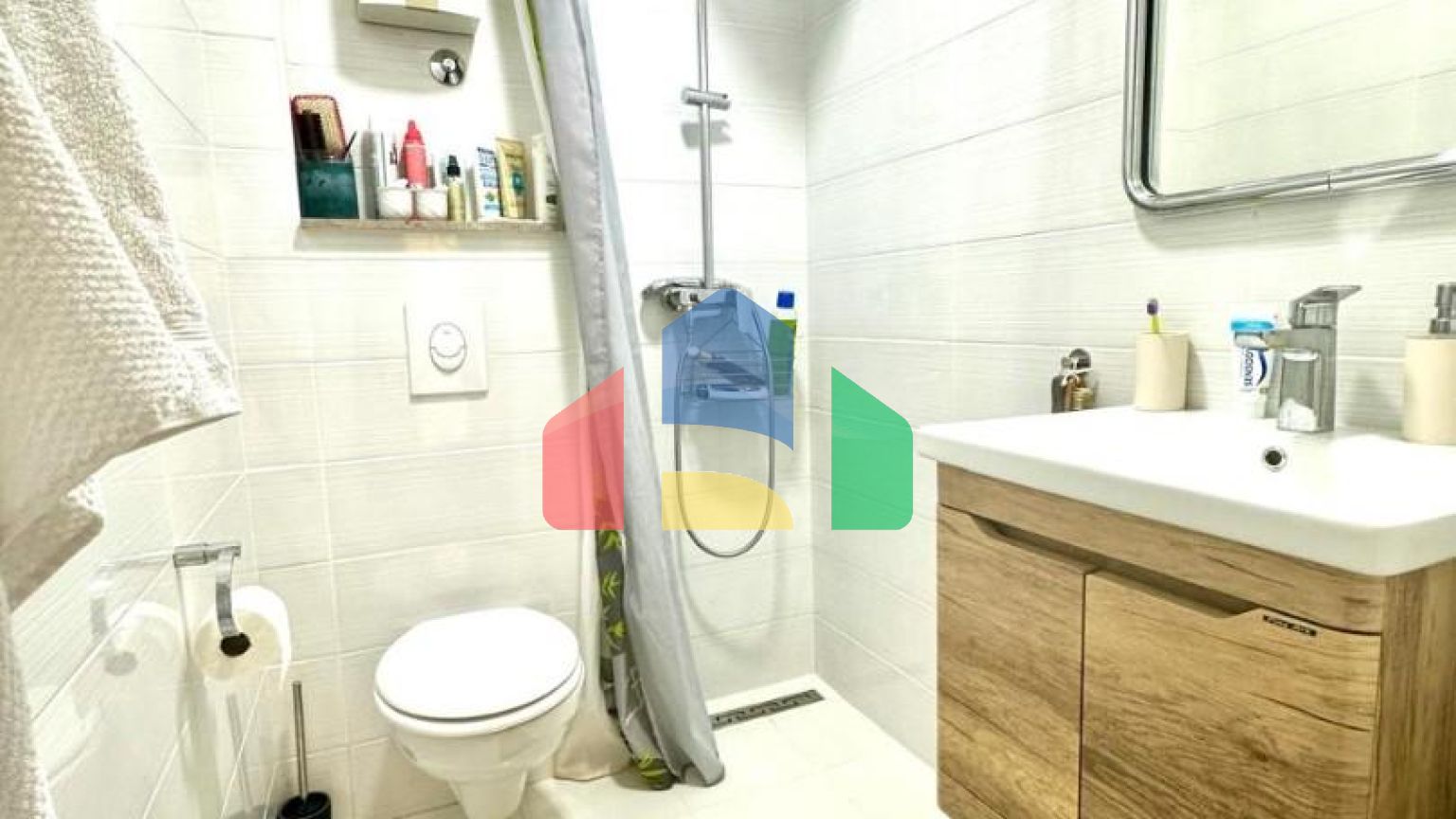 Дом в Сутоморе с 4 апартаментами и прекрасным панорамным видом.