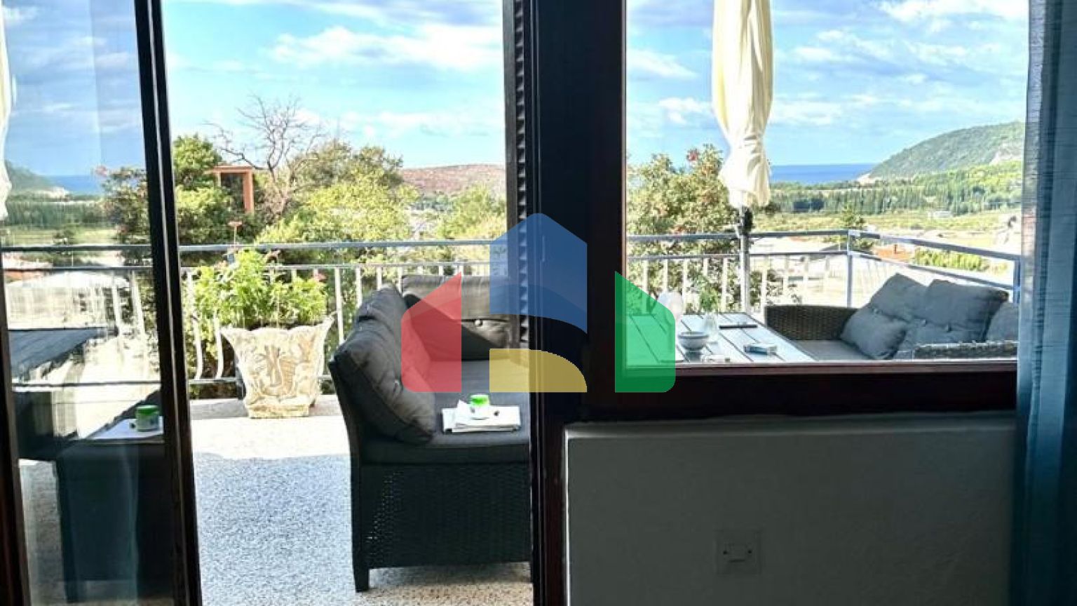 Дом в Сутоморе с 4 апартаментами и прекрасным панорамным видом.