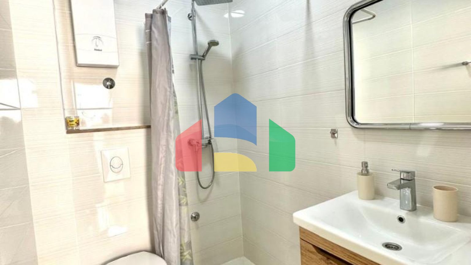 Дом в Сутоморе с 4 апартаментами и прекрасным панорамным видом.