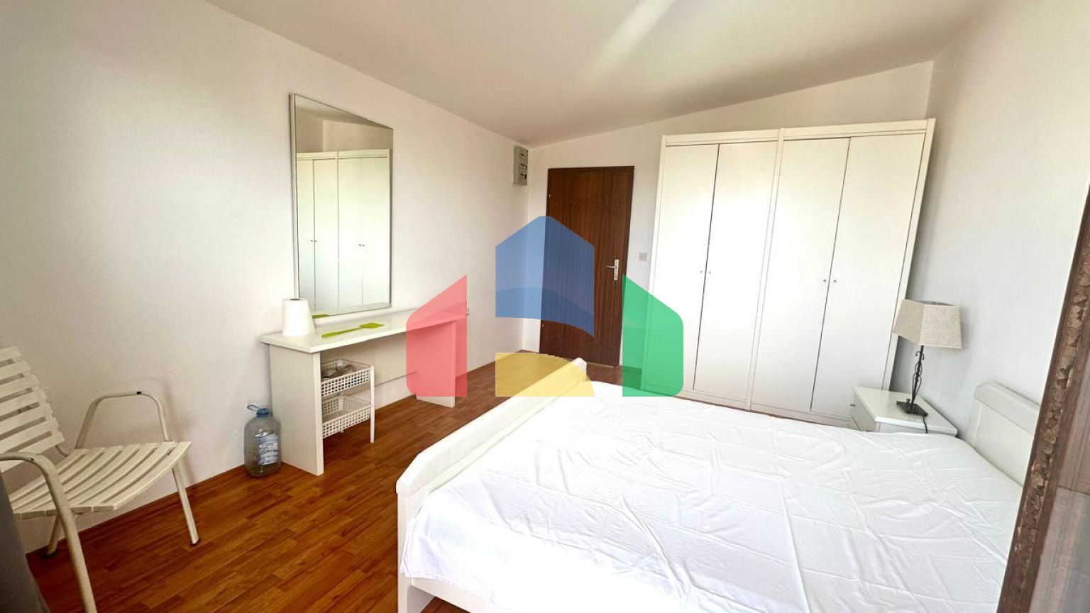 Дом в Сутоморе с 4 апартаментами и прекрасным панорамным видом.