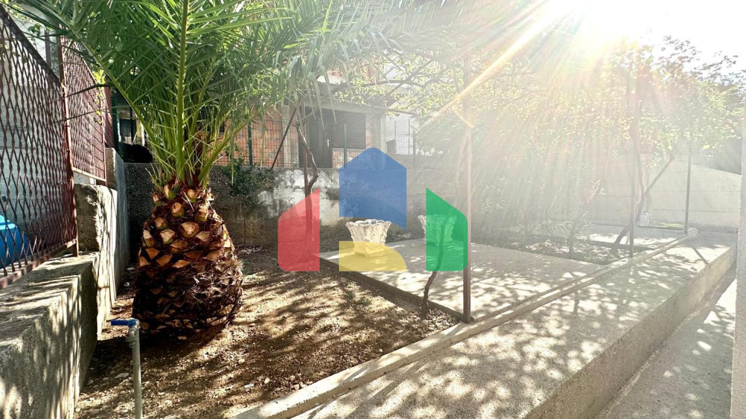 Дом в Сутоморе с 4 апартаментами и прекрасным панорамным видом.