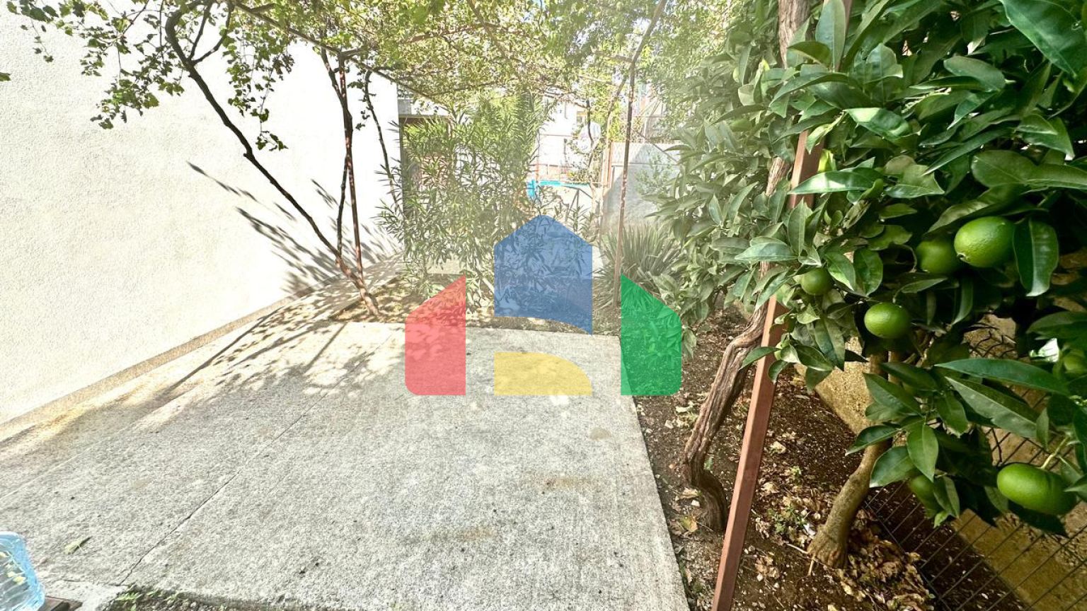 Дом в Сутоморе с 4 апартаментами и прекрасным панорамным видом.