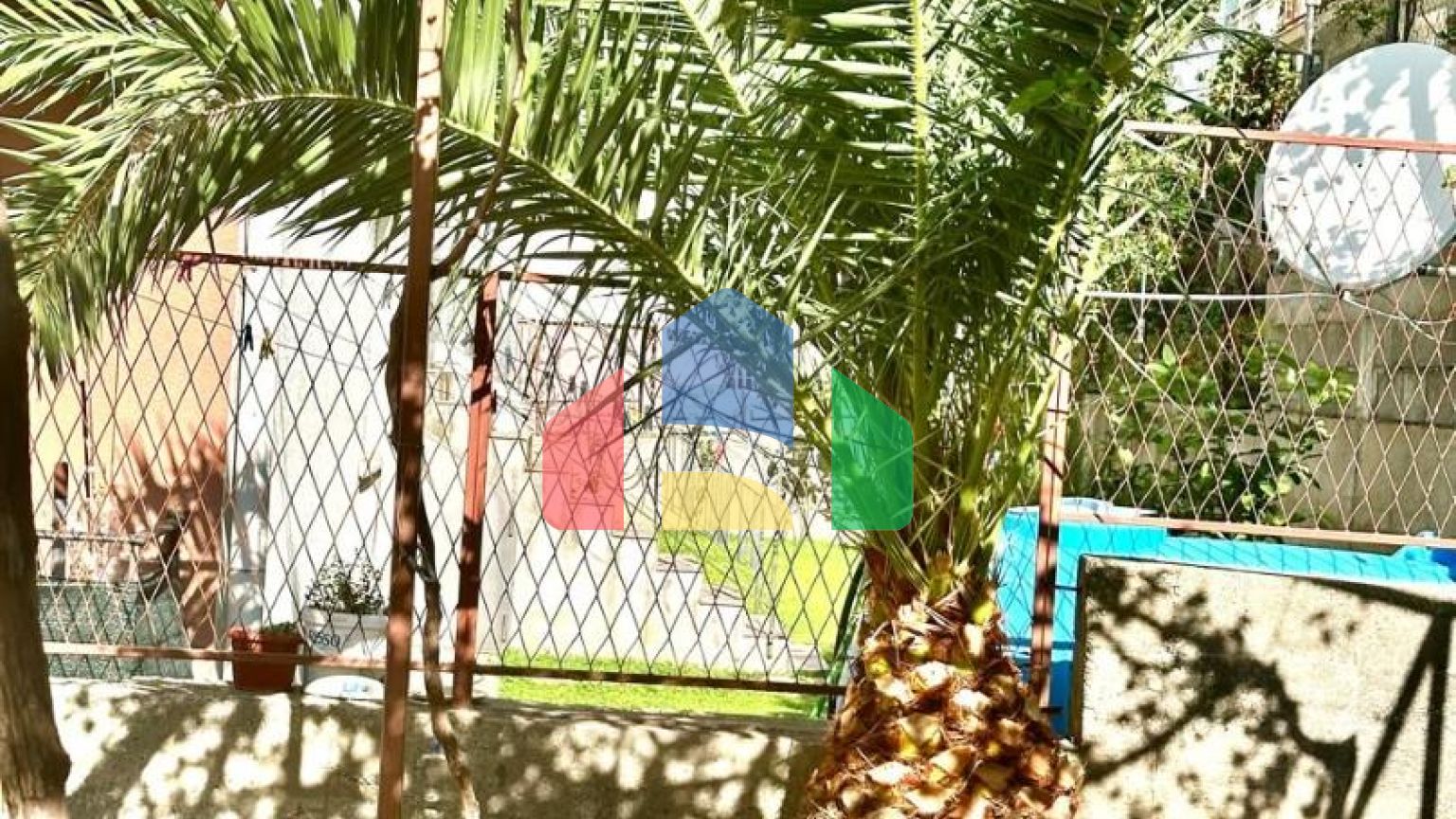 Дом в Сутоморе с 4 апартаментами и прекрасным панорамным видом.