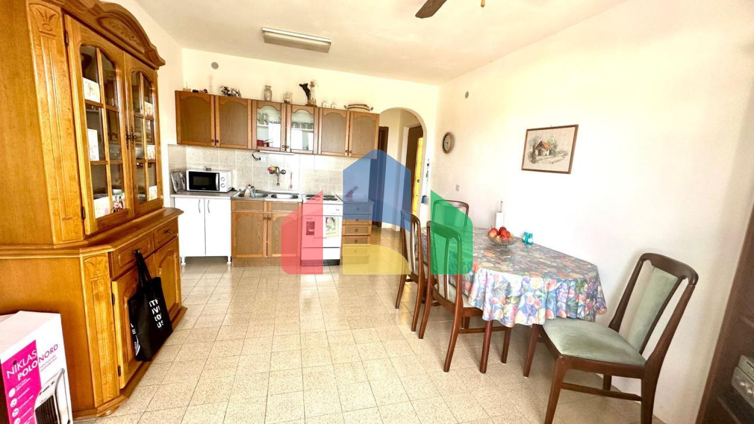 Дом в Сутоморе с 4 апартаментами и прекрасным панорамным видом.