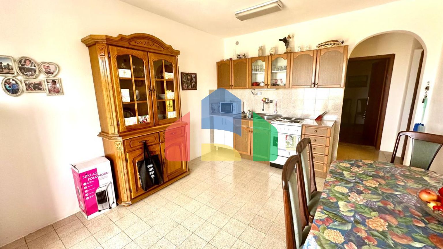 Дом в Сутоморе с 4 апартаментами и прекрасным панорамным видом.