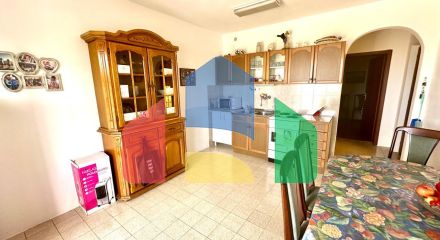 Дом в Сутоморе с 4 апартаментами и прекрасным панорамным видом.