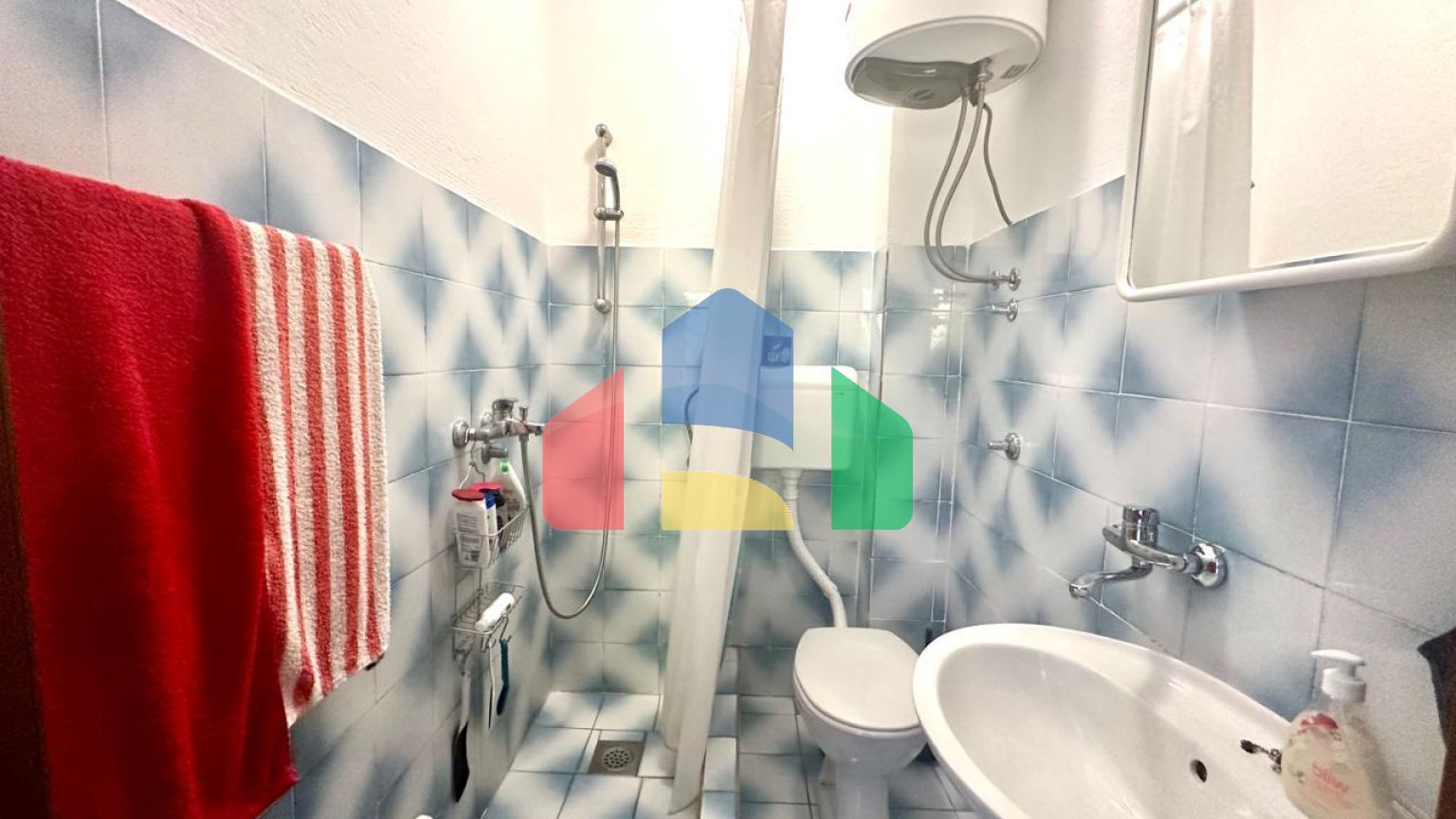 Дом в Сутоморе с 4 апартаментами и прекрасным панорамным видом.