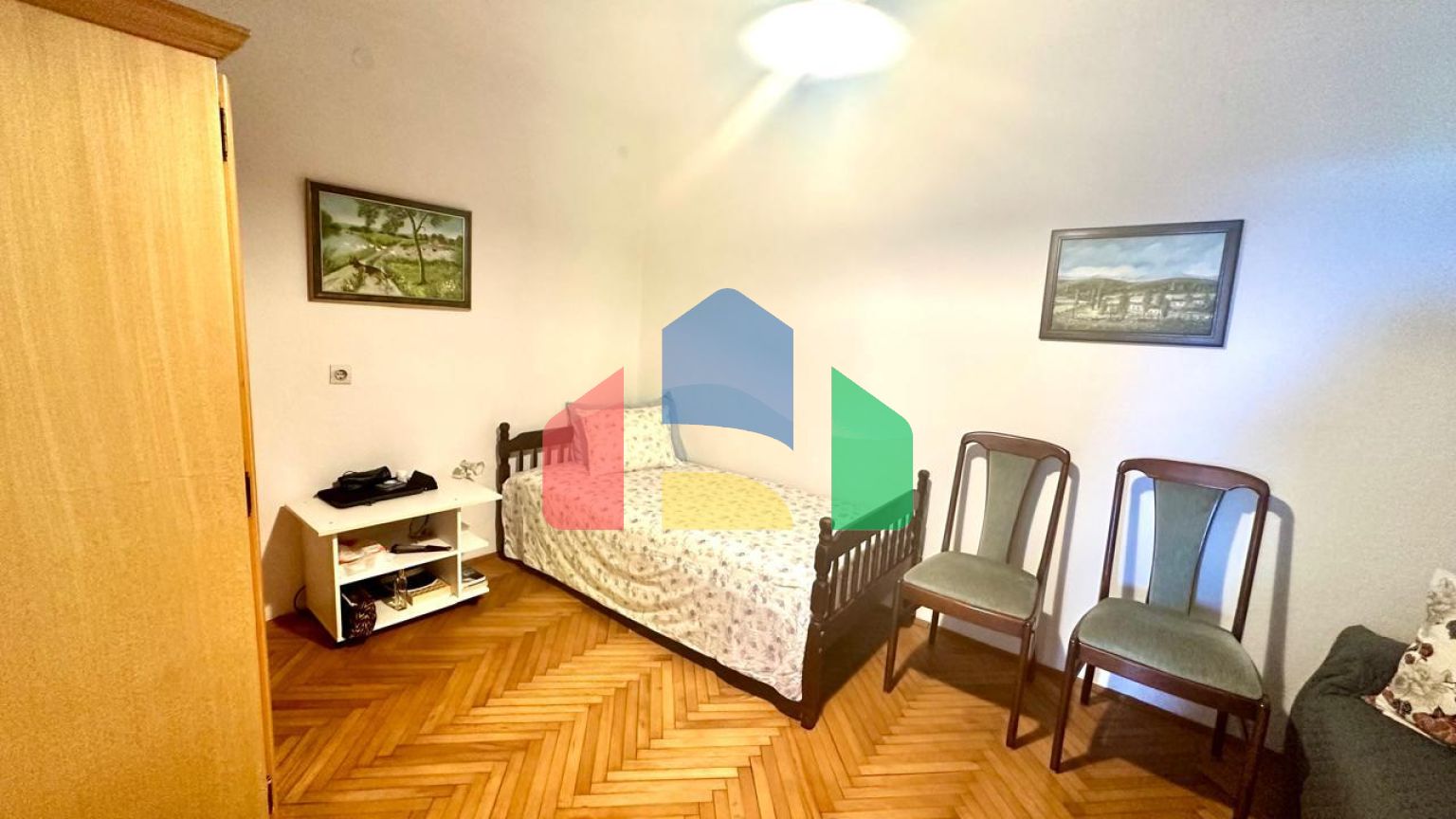 Дом в Сутоморе с 4 апартаментами и прекрасным панорамным видом.