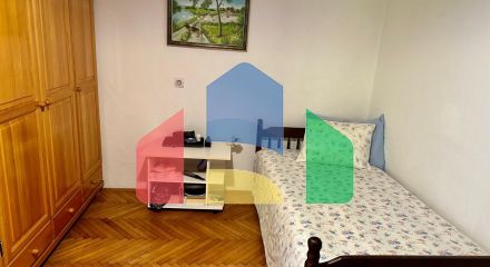 Дом в Сутоморе с 4 апартаментами и прекрасным панорамным видом.